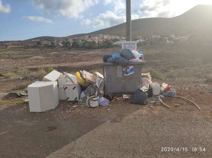 Basura acumulada alrededor de un contenedor a tope (Foto TA)